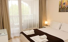 Coastal 1Bd Flat With Pool & Parking